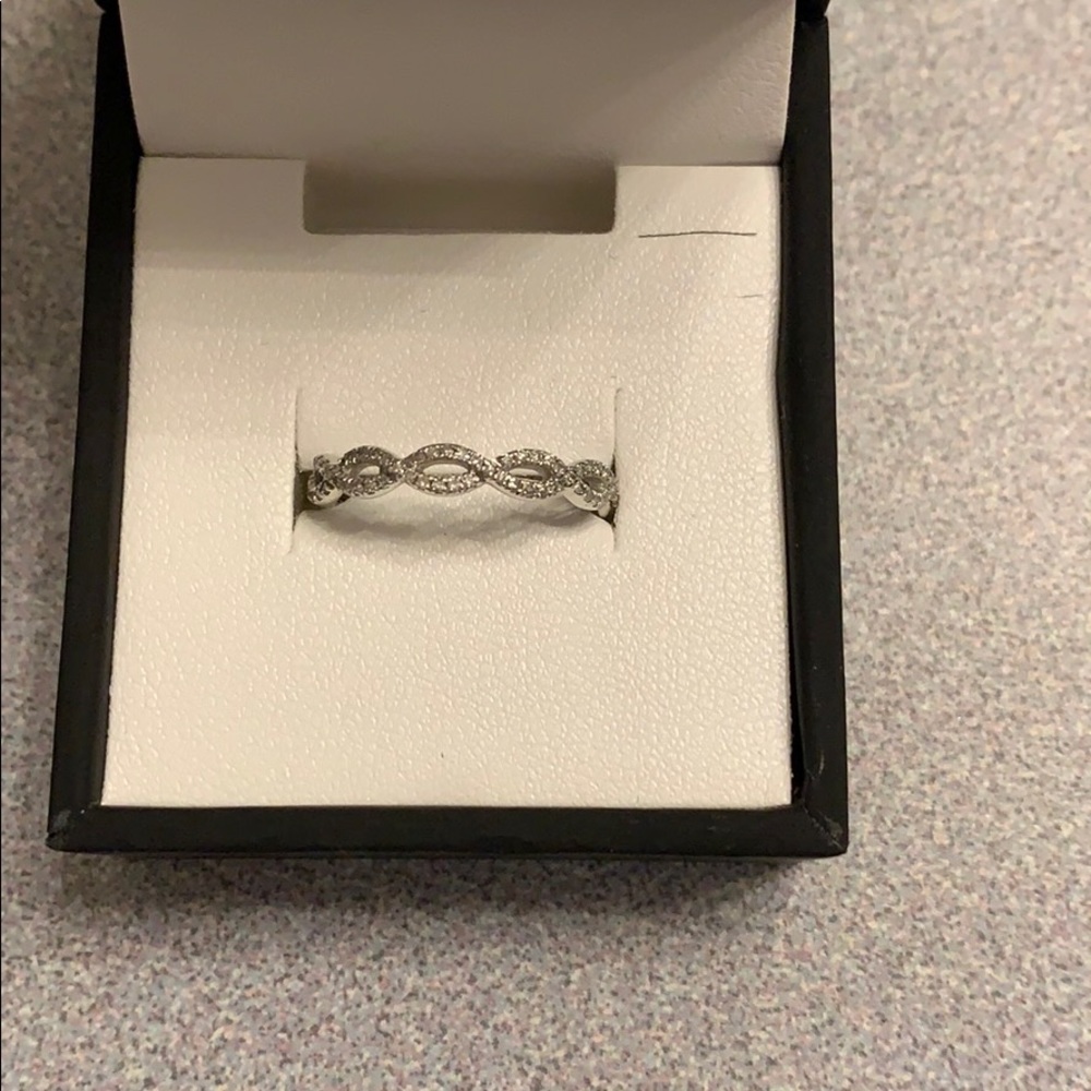 Diamond ring band
